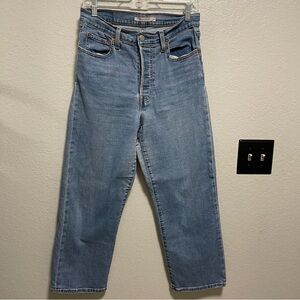 Levi's Ribcage Straight Ankle Jeans in a Light to Medium Wash Size 28